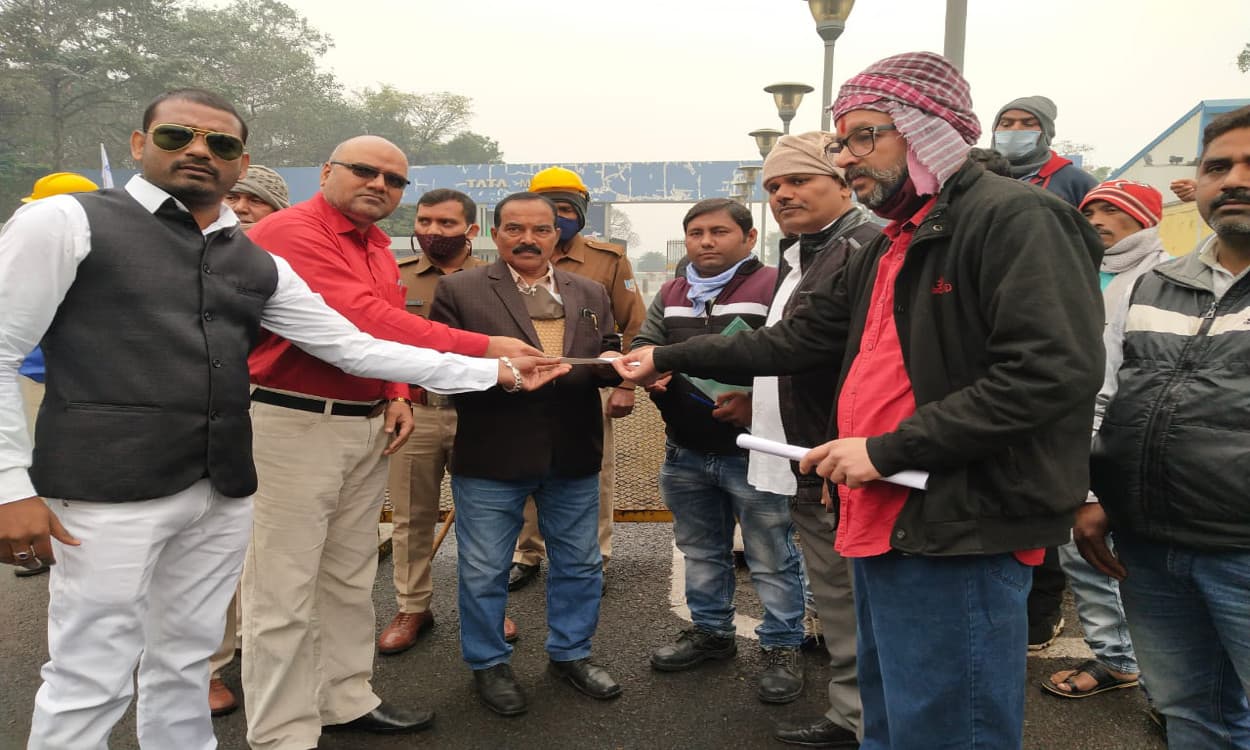 बारिश ने डाली खलल, ज्ञापन सौंप लौटे टाटा मोटर्स के बर्खास्त कर्मी, बोले- 3 मार्च को चेयरमैन के समक्ष उठायेंगे मामला