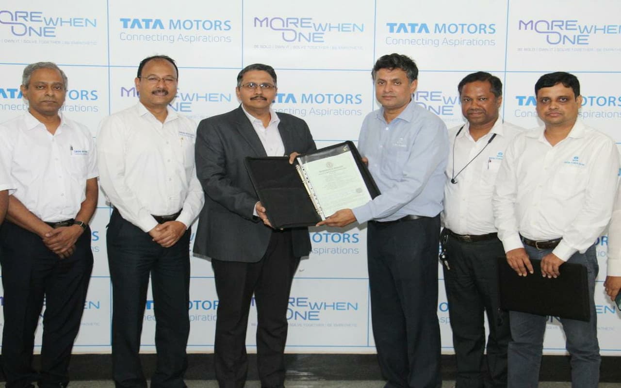 Tata Motors का ऑनसाइट सोलर परियोजना के लिए टाटा पावर से समझौता, Renewable energy की दिशा में बड़ा कदम