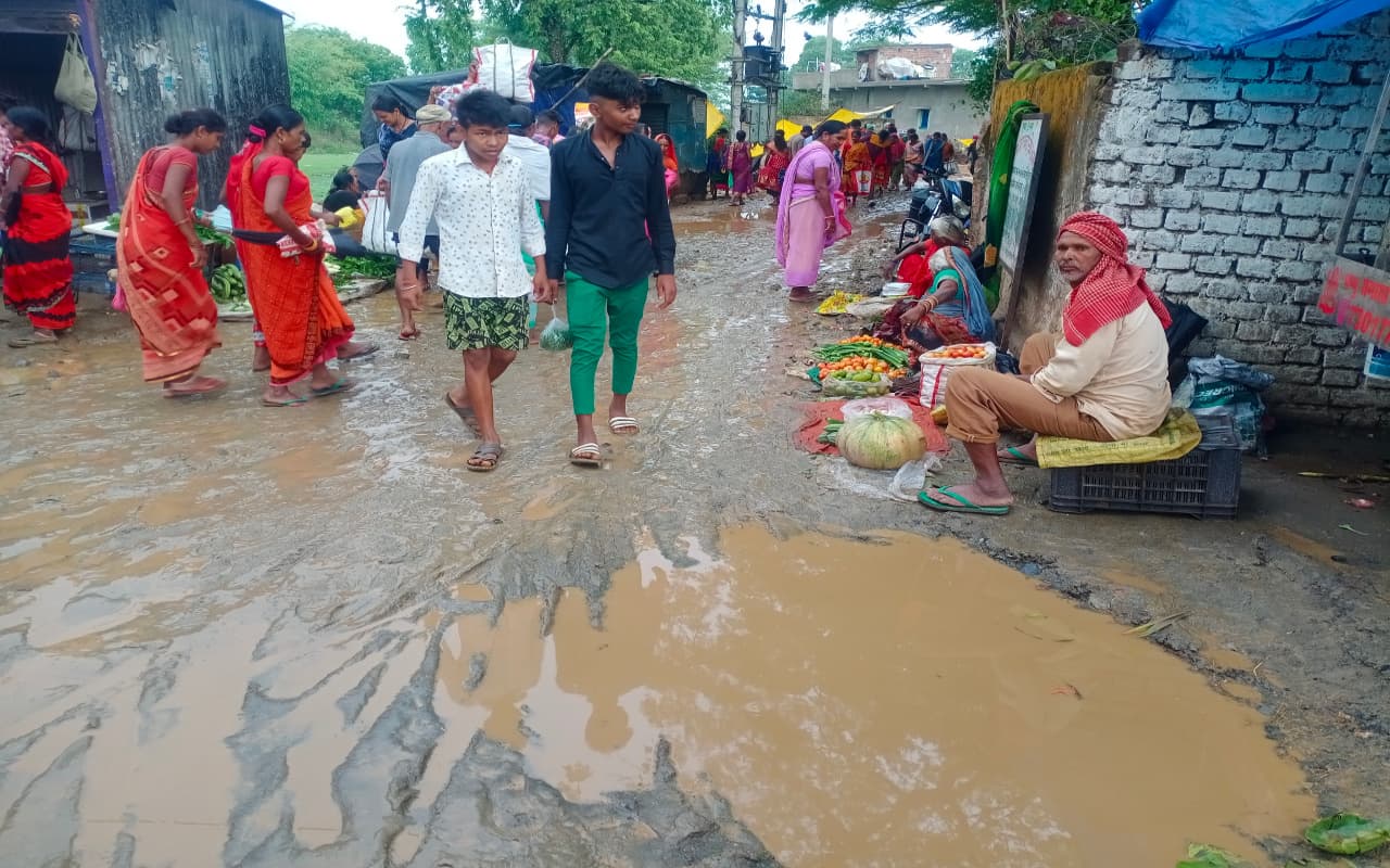 झारखंड : मानसून की पहली बारिश ने हजारीबाग के टाटीझरिया में बनी सड़क की खोली पोल, कीचड़ में फिसल रहे लोग