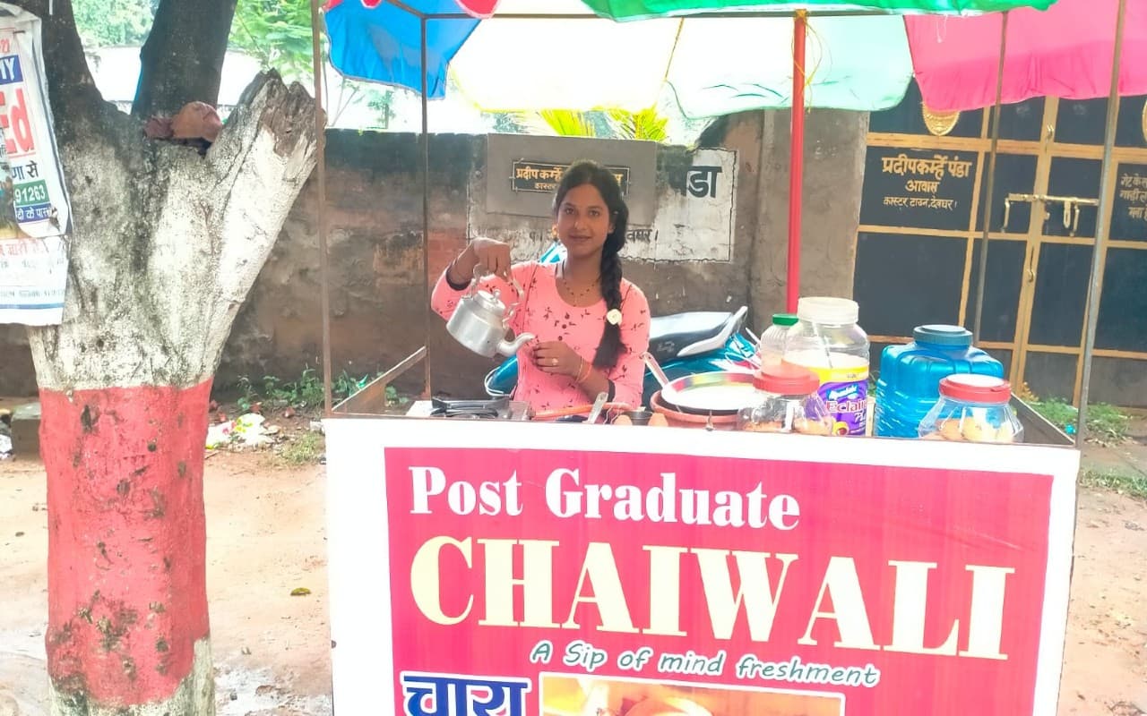मिलिए देवघर की पोस्ट ग्रेजुएट चाय वाली से, घर से हर दिन 10 किलोमीटर दूर आ कर लगाती है स्टॉल