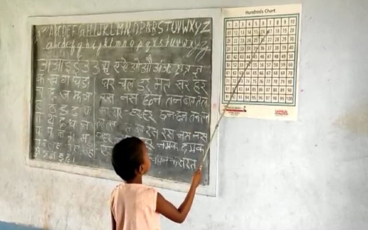 बेसिक टीचर्स तबादला नीति के विरोध में लामबंद हो रहे शिक्षक, कोई कोर्ट गया, किसी ने CM तक पहुंचाई शिकायत