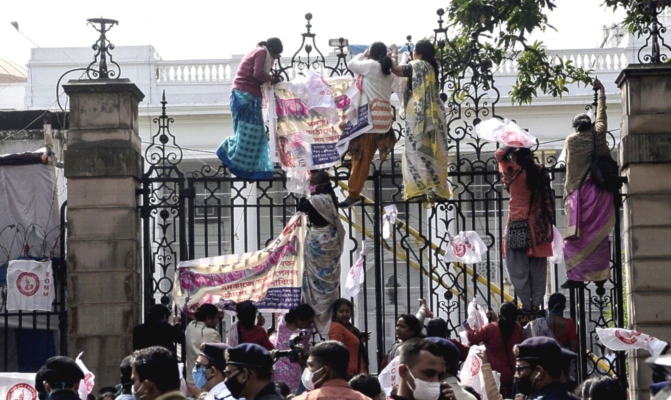 दिल्ली में अन्नताओं के लाल किला ‘कब्जे’ के बाद बंगाल में ज्ञानदाताओं का विधानसभा ‘कब्जा’, गेट पर चढ़ीं शिक्षिकाएं