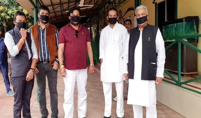 कोरोना से बचने को तेज प्रताप ने अपनाया ये तरीका, मास्क पहन लोगों को दी नसीहत