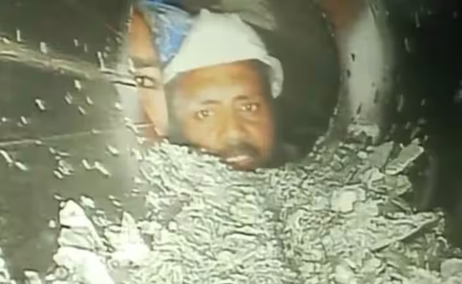 Uttarkashi Tunnel Collapse: ‘एक बार सुरंग से बाहर आ जाए फिर…’, टनल में फंसे बेटे के लिए छलका पिता का दर्द