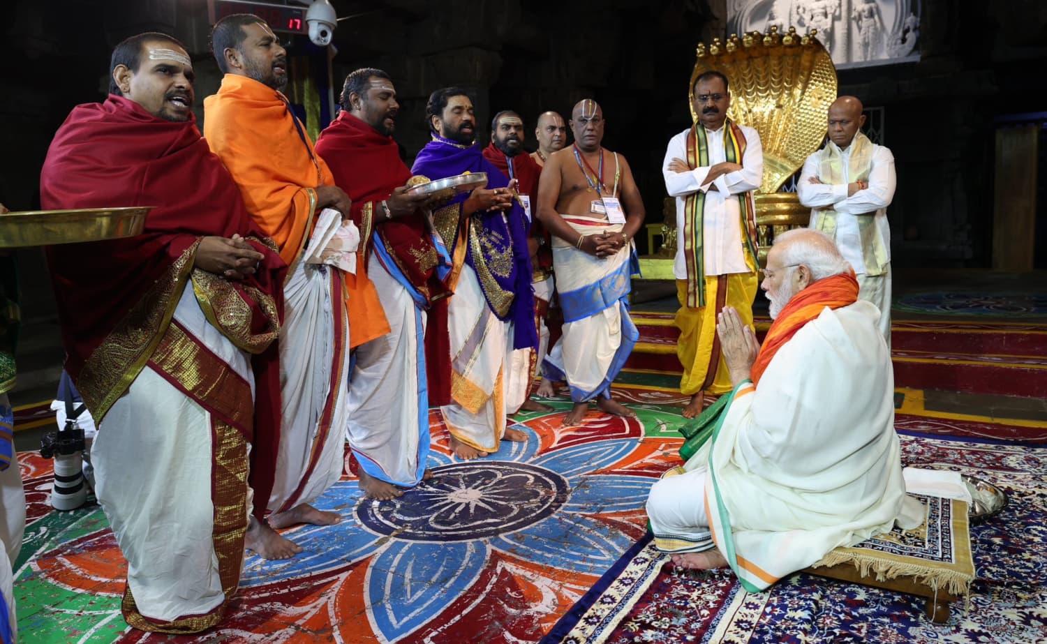 तिरुपति मंदिर पहुंचे पीएम मोदी, पुजारियों से आशीर्वाद लेते वीडियो आया सामने