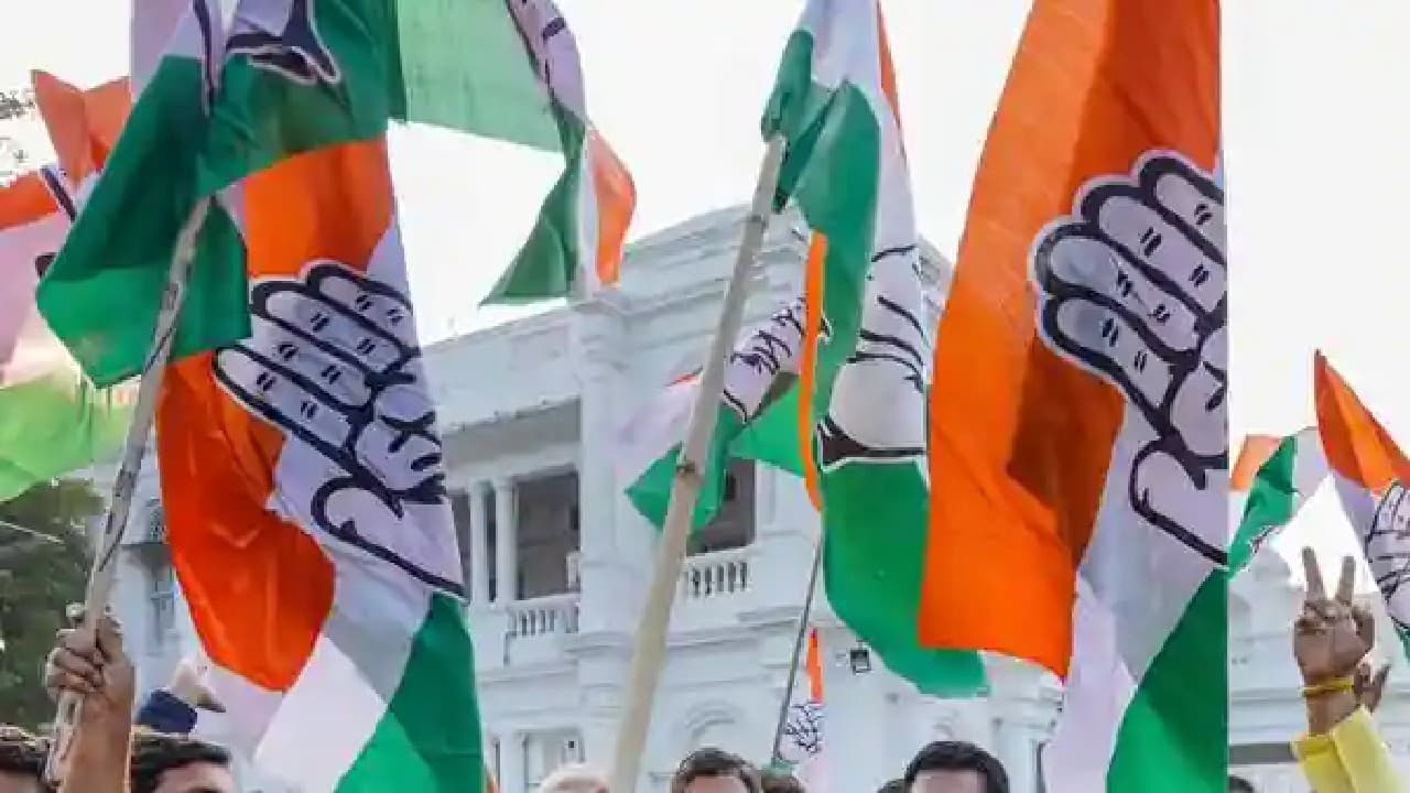 कांग्रेस की तेलंगाना इकाई में अंतर्कलह तेज, वरिष्ठों की विवादित टिप्पणी के बाद 13 सदस्यों ने दिया इस्तीफा