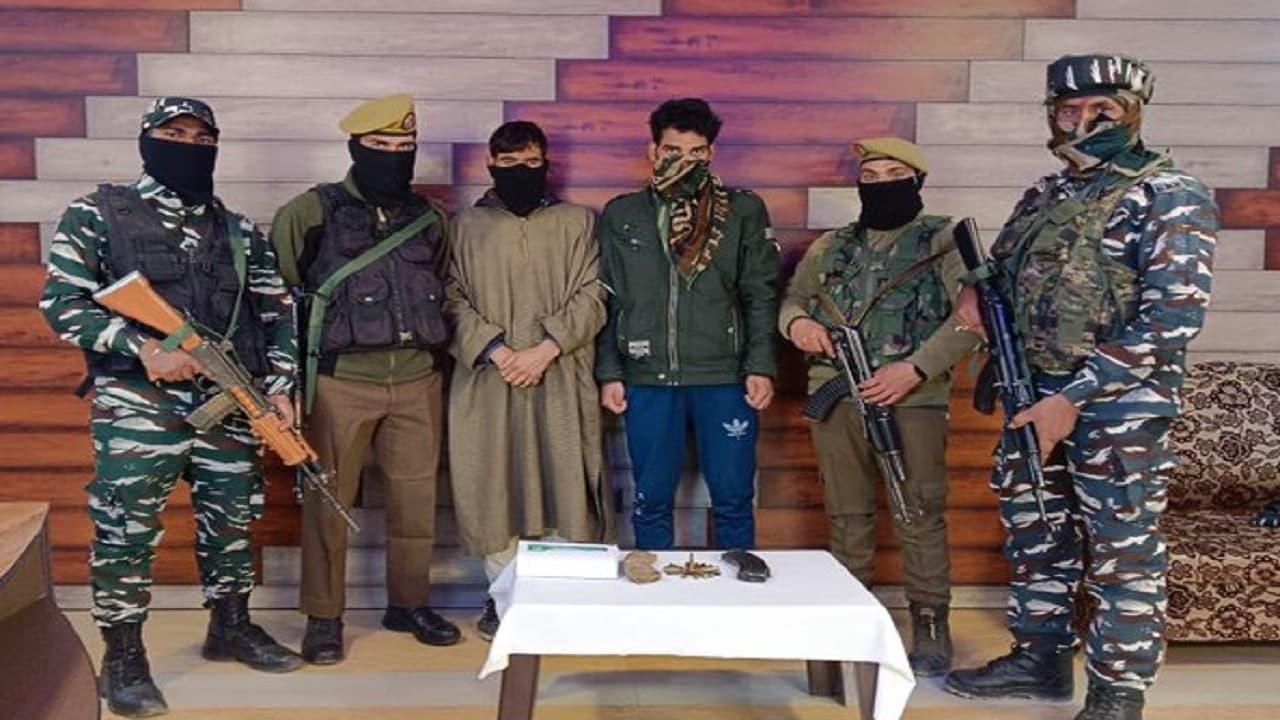 जम्मू-कश्मीर के बारामूला में आतंकी संगठन लश्कर-ए-तैयबा के 2 आतंकी गिरफ्तार, AK-47 समेत भारी हथियार बरामद