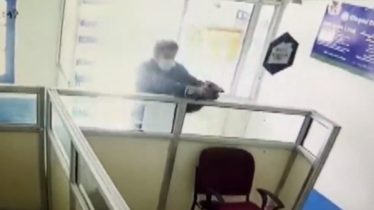 टारगेट किलिंग : कश्मीर के कुलगाम में आतंकियों ने बैंक मैनेजर की गोली मारकर की हत्या, वीडियो आया सामने