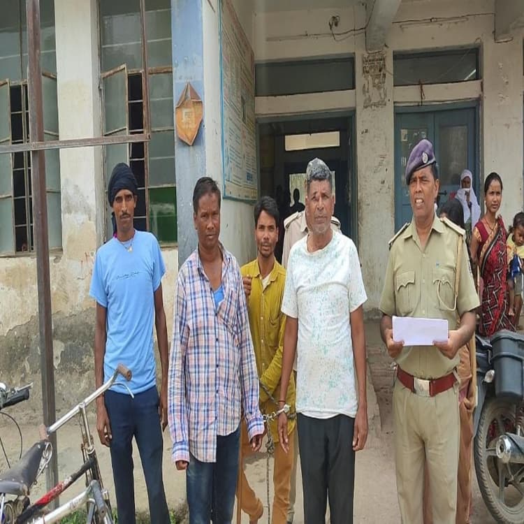 नवादा  जिले में बिहार-झारखंड की सीमा पर यात्री बस से 13 किलो गांजा के साथ तीन तस्कर गिरफ्तार