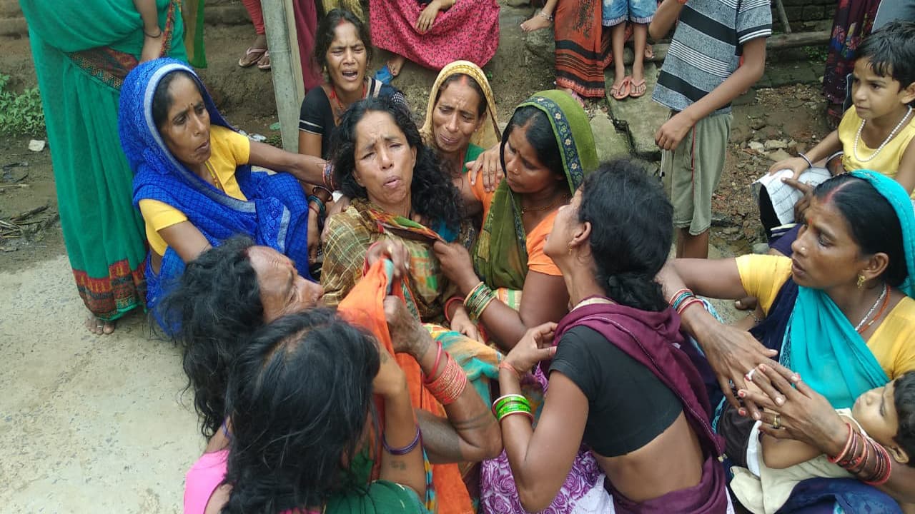 कोडरमा के तिलैया में शराब के बकाये पैसे का भुगतान नहीं करने पर पेड़ में बांधकर दी सजा, दम घुटने से हुई मौत