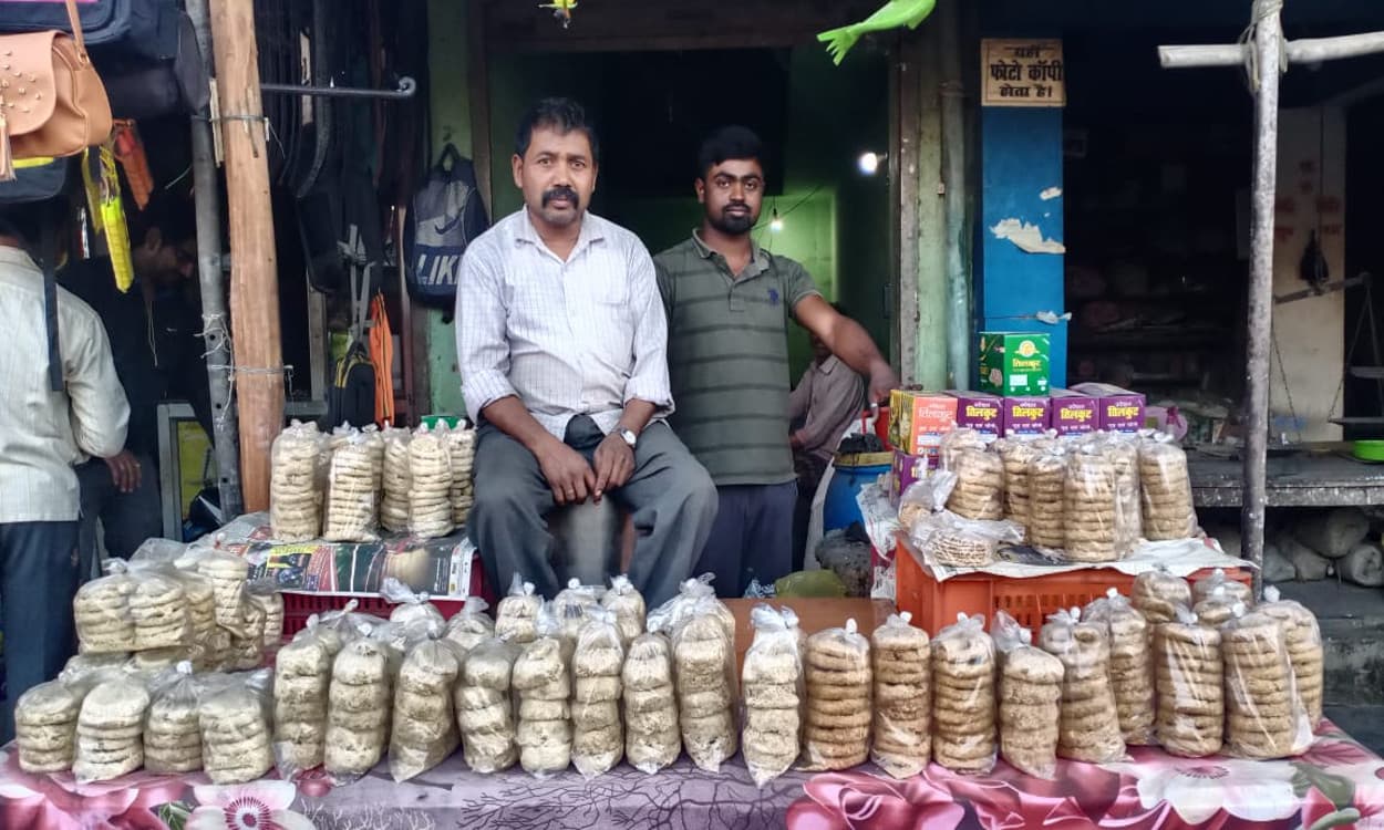 Makar Sankranti 2021 : बड़कागांव के तिलकुट बाजार में बढ़ी रौनक, सोंधी खुशबू लोगों को कर रही आकर्षित, जानें मार्केट का भाव