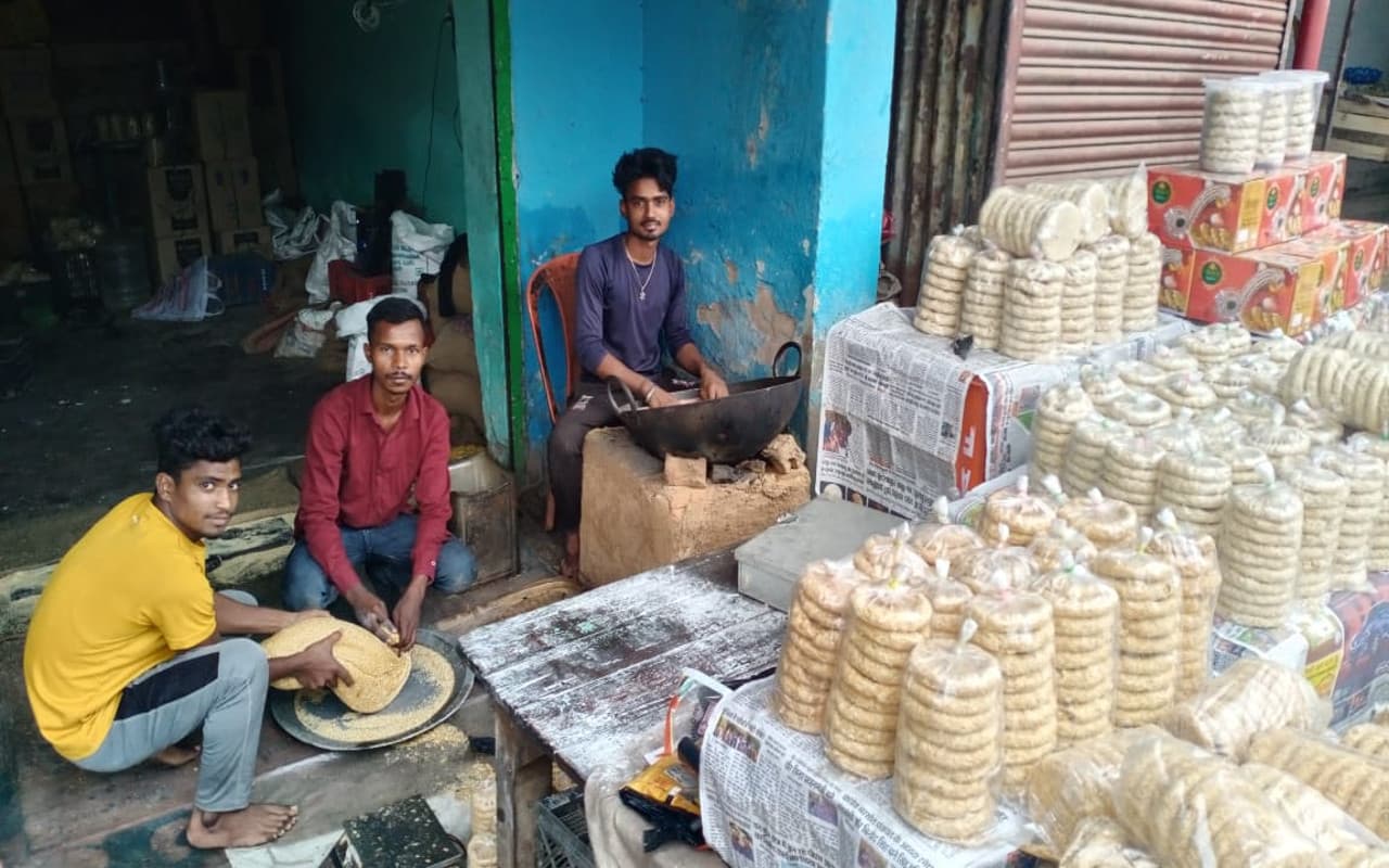 Jharkhand News: तिलकुट की सोंधी महक से महका हजारीबाग का बड़कागांव, ठंड बढ़ने के साथ बढ़ी डिमांड,जानें रेट