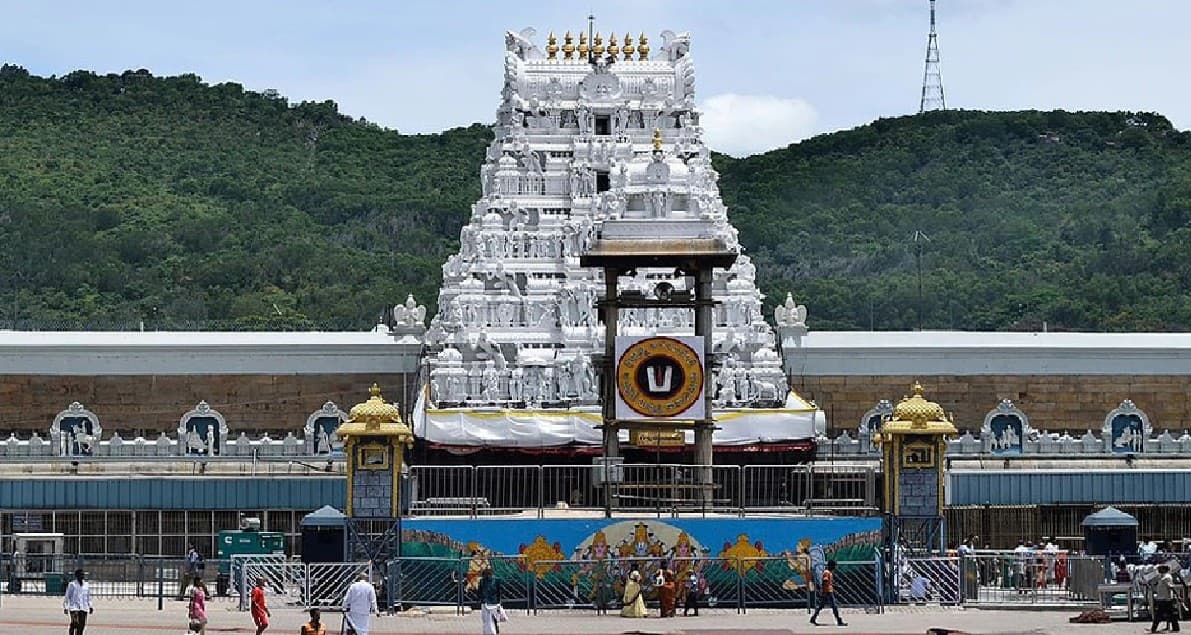 भारत के सबसे बड़े मंदिर तिरुपति में कोरोना ब्लास्ट, 21 पुजारी समेत 158 कर्मी संक्रमित, मंदिर बंद करने पर हो रहा विचार