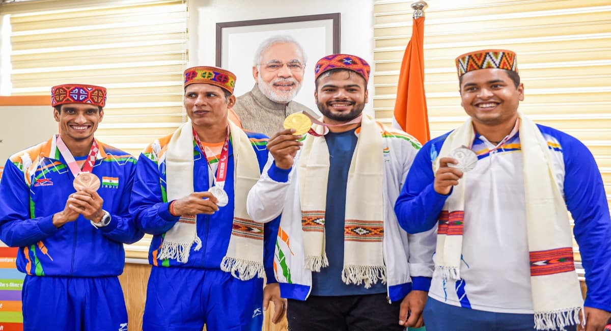 Tokyo Paralympics : घर लौटने पर पदक विजेताओं का किया गया जोरदार स्वागत, एक झलक पाने के लिए हो गई धक्का-मुक्की