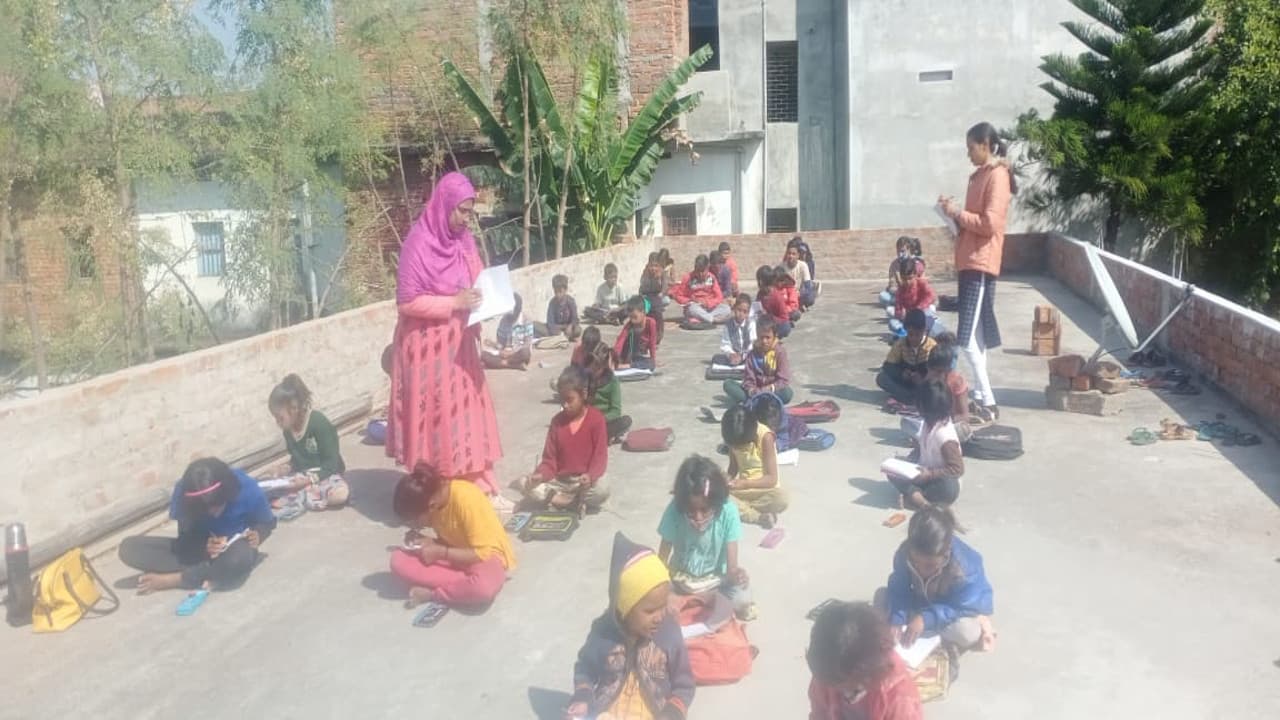 शिक्षकों की नई पहल, हजारीबाग के बड़कागांव क्षेत्र में टोला क्लास के सहारे बच्चों को मिल रही शिक्षा