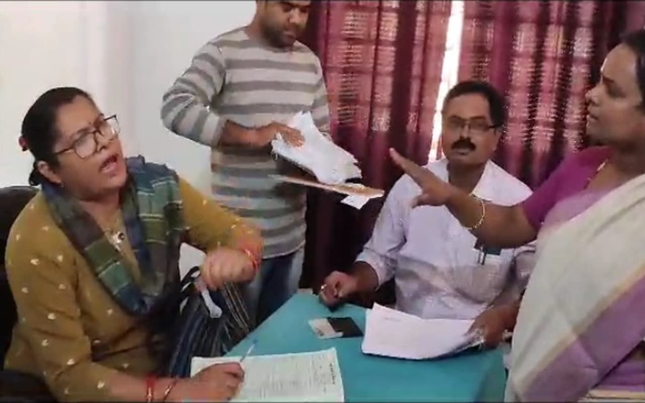 धनबाद : तोपचांची सीएचसी में जिप अध्यक्ष और प्रभारी चिकित्सा पदाधिकारी के बीच जमकर हुई बहस, VIDEO वायरल