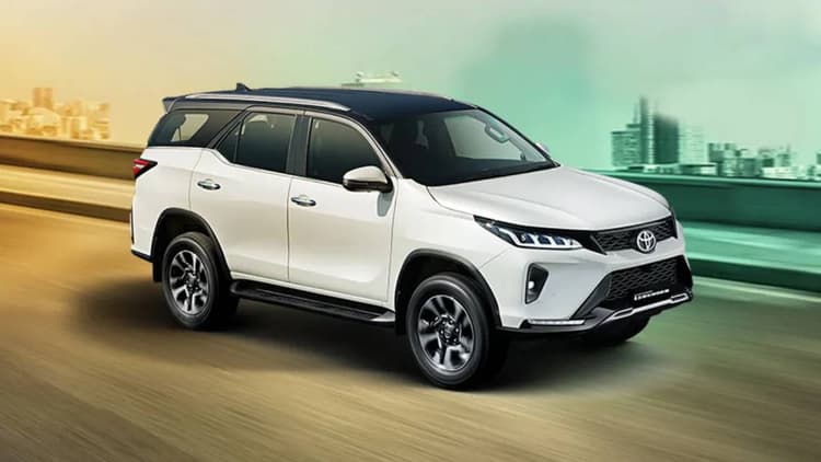 नवरात्रि में ही टोयोटा ने फॉर्च्यूनर एसयूवी का दाम बढ़ाकर दिया झटका, फेस्टिव ऑफर भी नदारद