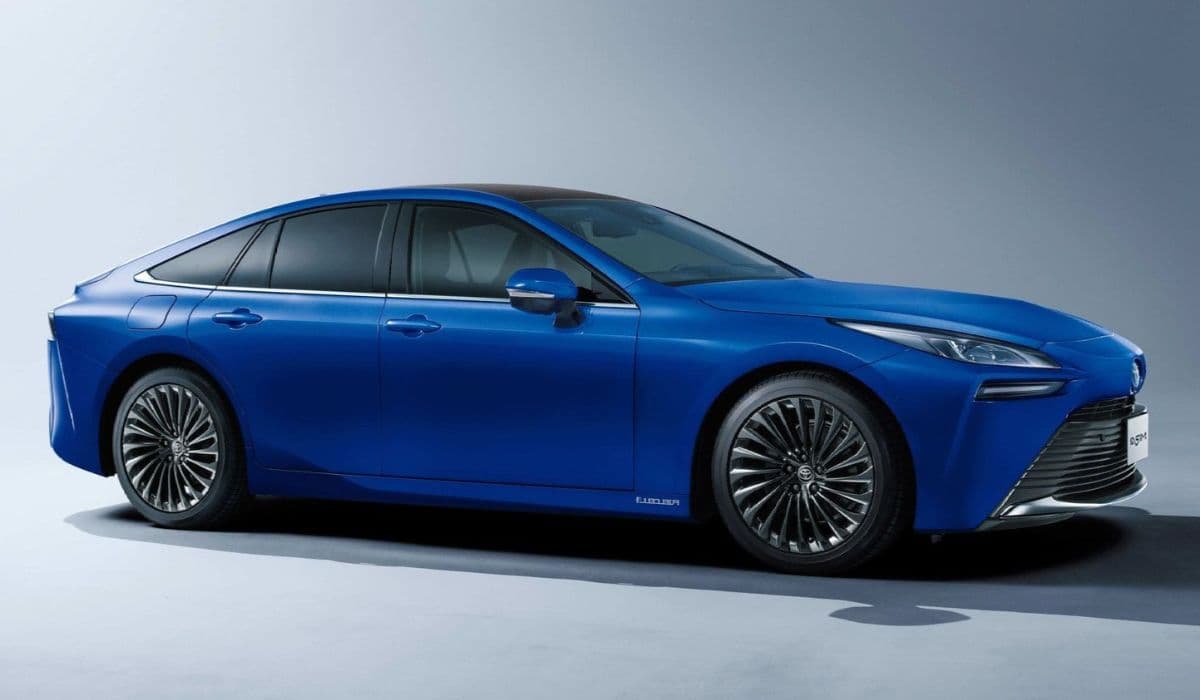 Toyota Mirai: धुएं की जगह पानी छोड़ने वाली यह कार देती है 646 किमी का रेंज