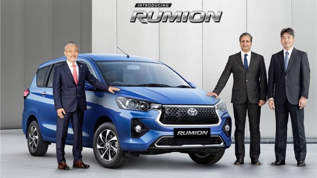 Toyota Rumion : बड़े परिवार के लिए टोयोटा की सबसे सस्ती सेवन सीटर कार, माइलेज 26 किमी प्रति लीटर