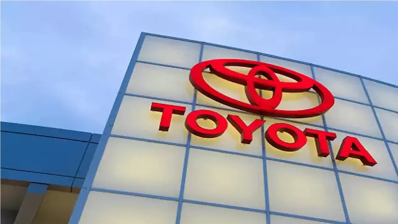 Toyota की कारें 1 अप्रैल से हो जाएंगी महंगी, जानें कितना बढ़ेगा दाम?