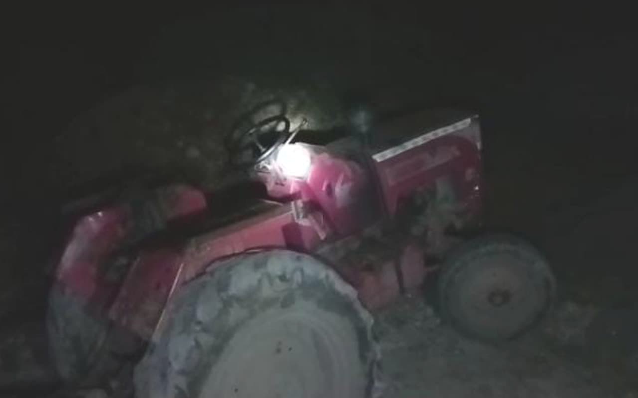 Jharkhand News: नहीं थम रहा अवैध कोयला और बालू का कारोबार, धनबाद के मुगमा क्षेत्र में चार ट्रैक्टर जब्त