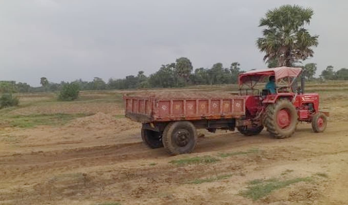 ट्रैक्टर से बालू के उठाव पर हेमंत सोरेन सरकार का यू-टर्न, अब सभी वाहनों से होगी बालू की ढुलाई