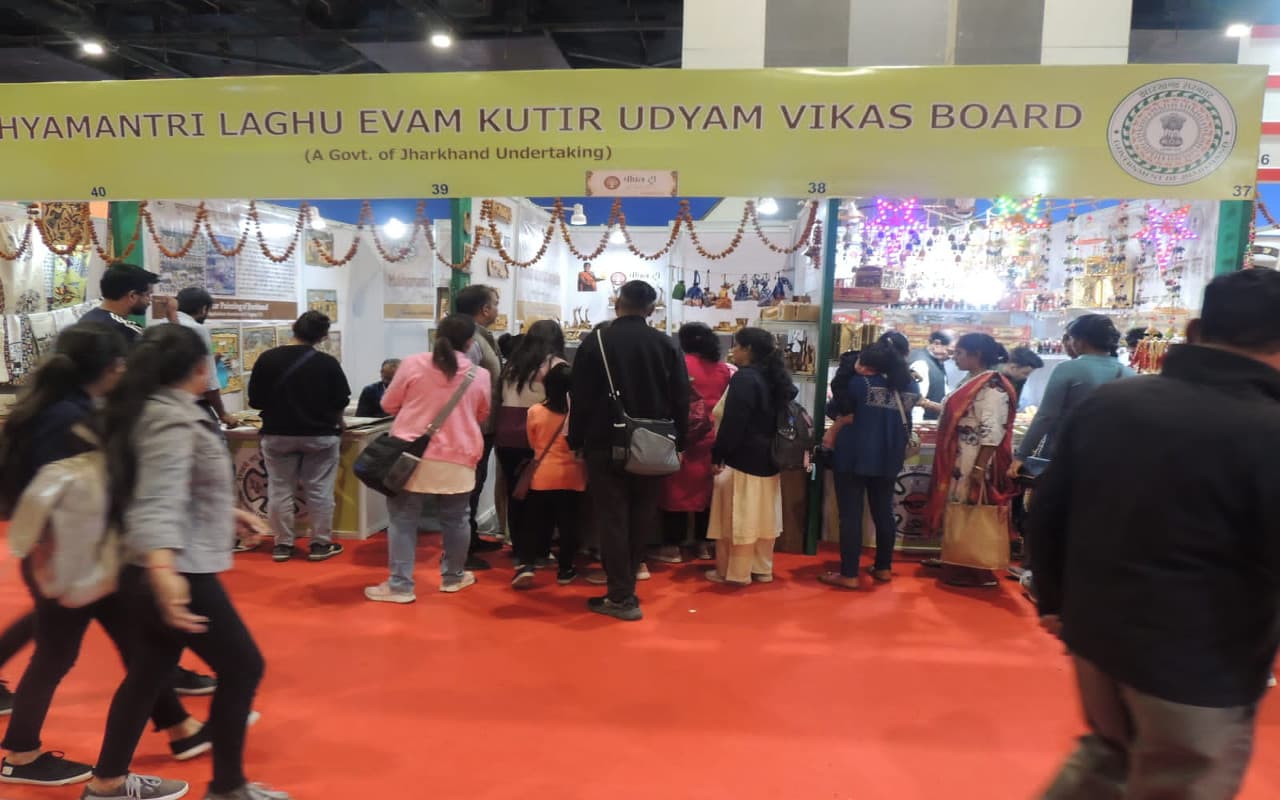Trade Fair 2022: झारखंड के चांडिल का तसर सिल्क लोगों को भाया, मधु की मिठास के सभी बने कायल