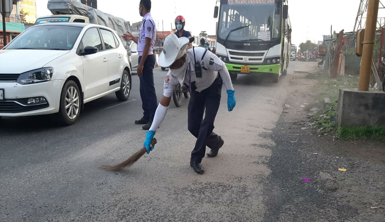 Virul Video : जब ड्यूटी के दौरान ट्रैफिक पुलिसकर्मी करने लगा सड़क की सफाई, ताकि बचाई जा सके लोगों की जान