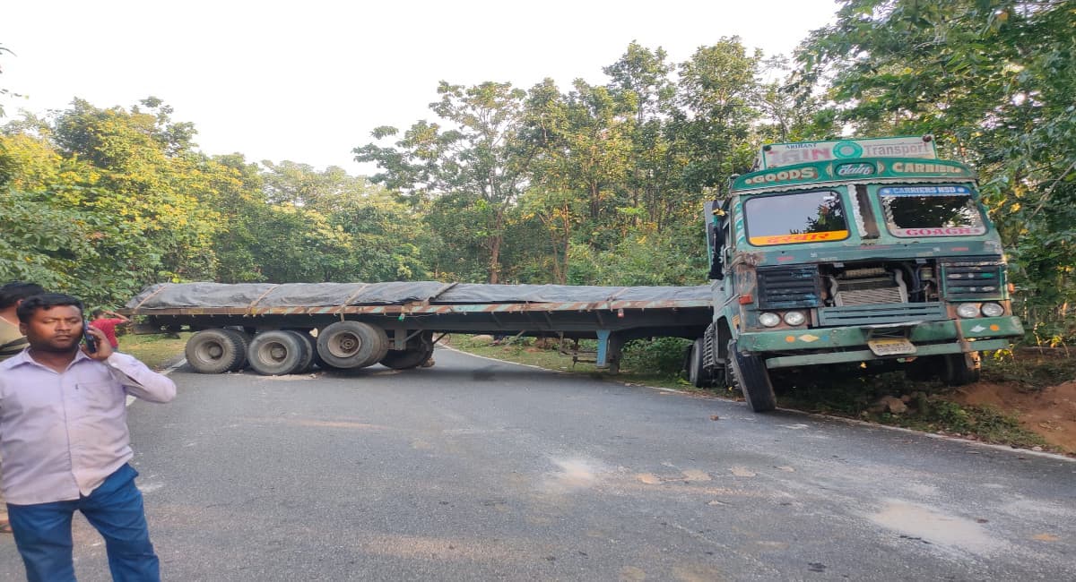 Jharkhand Crime News: हजारीबाग के गोरहर से अगवा किये छड़ लदे टेलर घाटी में फंसा, पुलिस ने किया बरामद