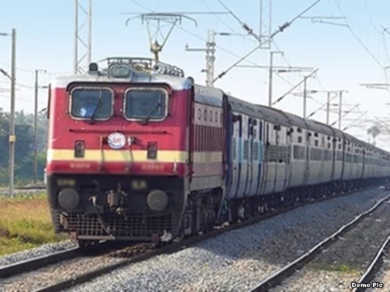 IRCTC News, Indian Railways: यात्रियों को रेलवे की सौगात, लंबी लाइनों से मिल गया छुटकारा, इस मोबाइल ऐप से ऐसे बुक करें टिकट
