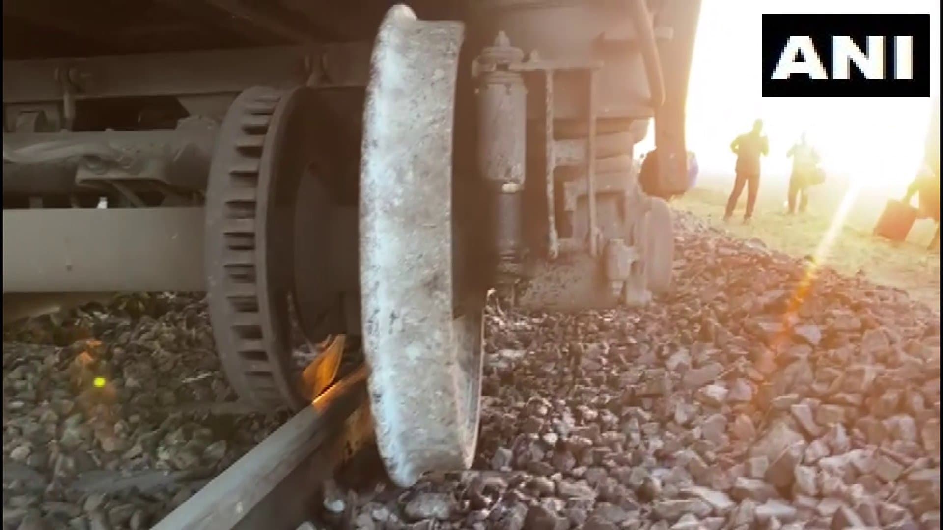 Train Accident: गोदावरी एक्सप्रेस ट्रेन में बड़ा हादसा, बेपटरी हुए 6 डिब्बे, कई ट्रेनें कैंसिल- इनके बदले रूट