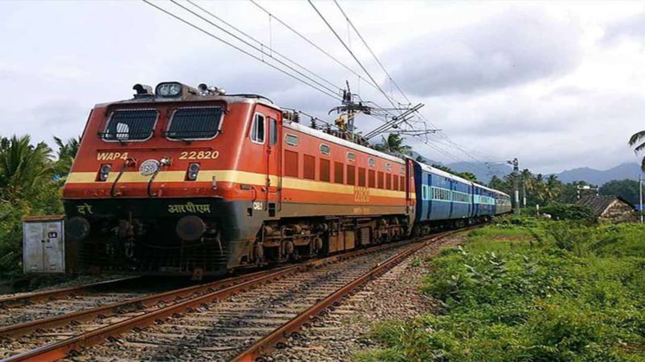 Indian Railways News : रेलवे में ट्रेन सेनिटाइजर की नौकरी देने के नाम पर बेरोजगारों से ठगी, झांसे में आये रामगढ़ के 40 युवक