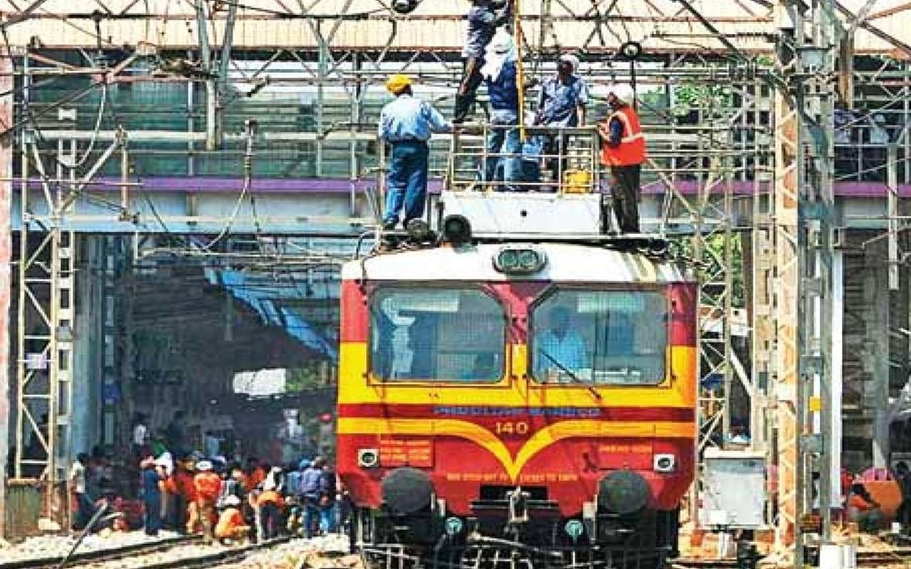 बिहार: आंधी में बिजली के तार पर गिरा ताड़ का  पेड़, ट्रेनों की आवाजाही रही प्रभावित, यात्री हुए परेशान