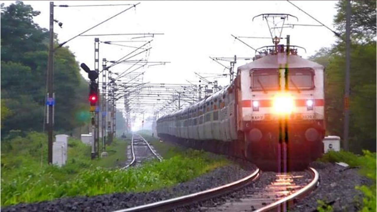लखनऊ-गोरखपुर रूट पर लागू होगी नई व्यवस्था, अब एक किमी के दायरे में आगे-पीछे चल सकेंगी ट्रेनें