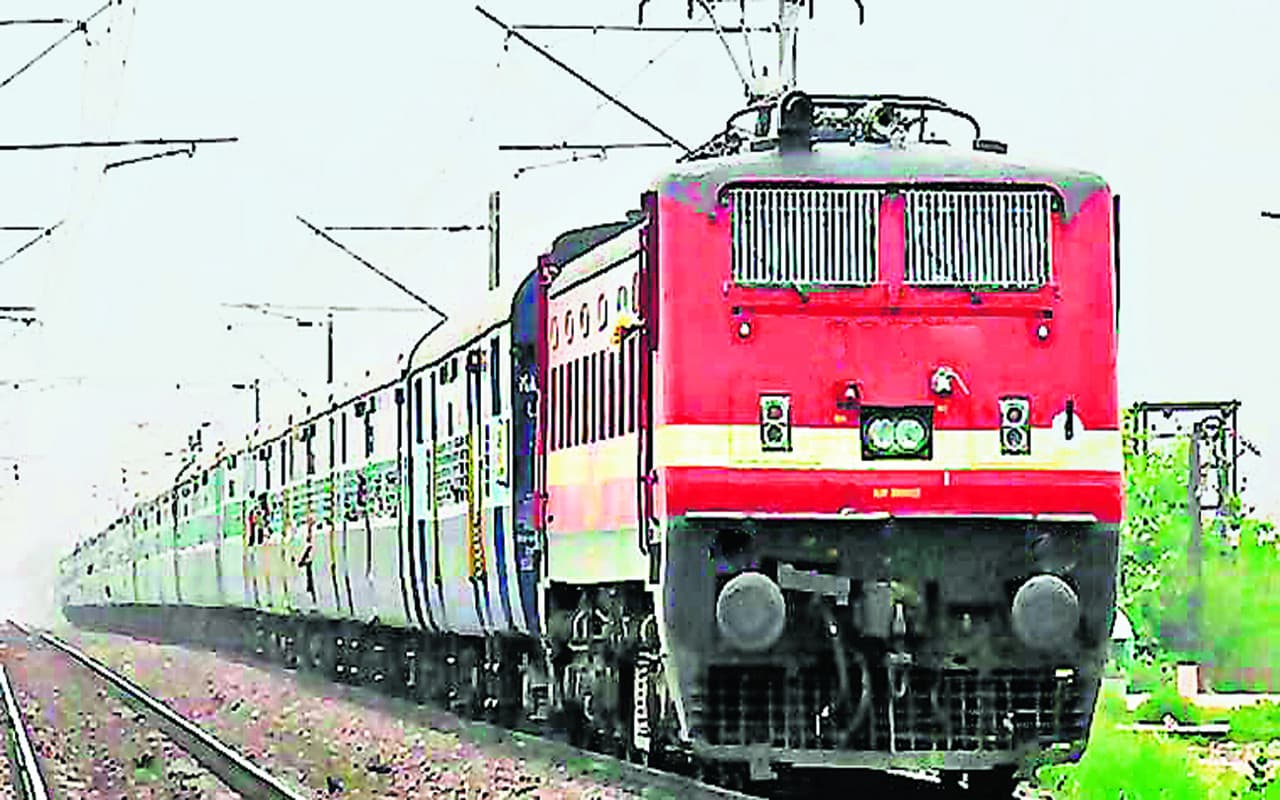 Indian Railways News: भुवनेश्वर– नई दिल्ली राजधानी एक्सप्रेस आज सवा सात घंटे लेट, खबर पढ़कर घर से निकलें