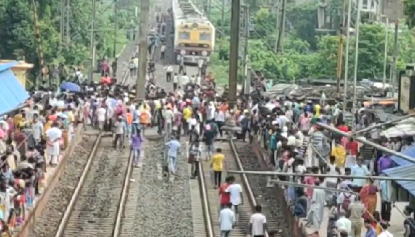 लॉकडाउन में बंद हैं लोकल ट्रेनें, उग्र लोगों ने ट्रेन रोकी, वाहनों में तोड़फोड़ की, जीआरपी पर फेंकी ईंटें