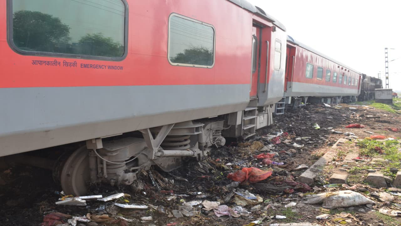 हावड़ा स्टेशन पर बेपटरी हुई आमता-हावड़ा लोकल