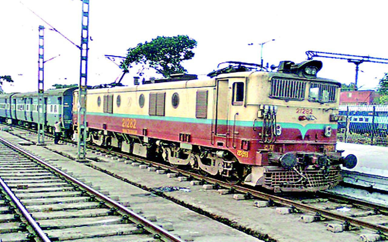 झालदा स्टेशन पर तीन ट्रेनों का होने लगा ठहराव, ब्लॉक के कारण कई ट्रेनें रद्द, वंदे भारत समेत कई के रूट बदले