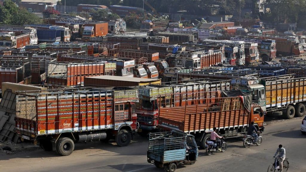 Bharat Bandh 26th March: कल भारत बंद के दौरान सड़क और रेल परिवहन को बाधित करने की तैयारी, जानिए क्‍या-क्‍या खुला रहेगा और क्‍या बंद