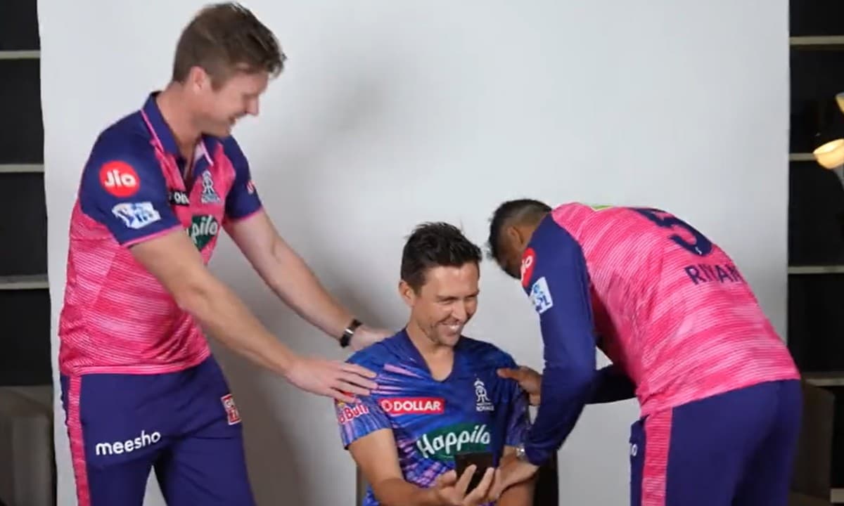 IPL 2022: राजस्थान रॉयल्स के खिलाड़ियों ने किया तेज गेंदबाज ट्रेंट बोल्ट के साथ प्रैंक, VIDEO VIRAL