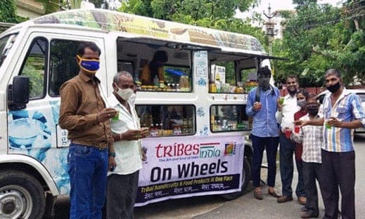 Tribes India on Wheels: कोरोना काल में आदिवासियों को सशक्त व आत्मनिर्भर बनाने झारखंड समेत 11 राज्यों में रवाना हुए 57 मोबाइल वैन