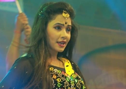 तृषाकर मधु के होठ ललिया...पर बेकाबू हुई भीड़, आस्था के नाम अश्लीलता आया सामने, देखें Video