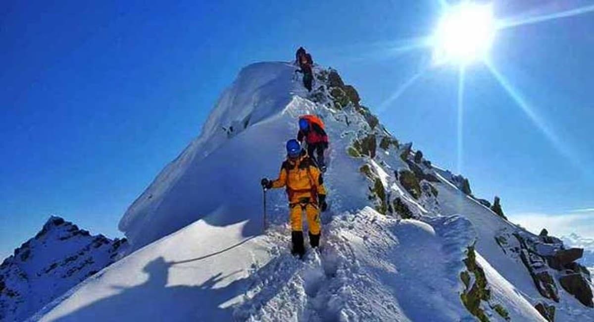 उत्तराखंड : त्रिशूल पर्वत पर हिमस्खलन से नौसेना के तीन अधिकारी समेत चार की मौत, दो शवों की तलाश जारी