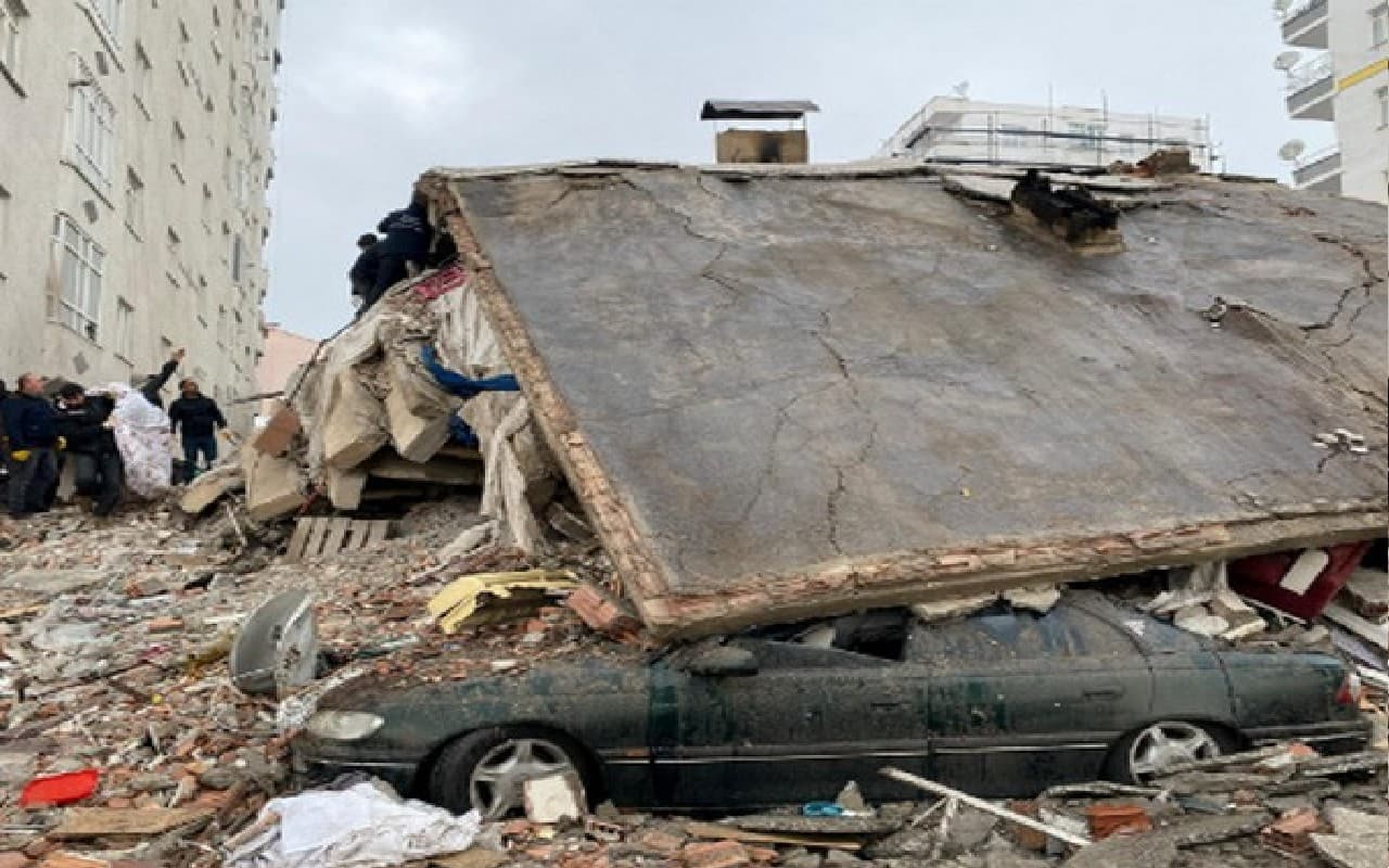 Earthquake: तुर्की और सीरिया में भूकंप से भारी तबाही, मरने वालों की संख्या बढ़कर हुई 2300, हजारों घर ध्वस्त