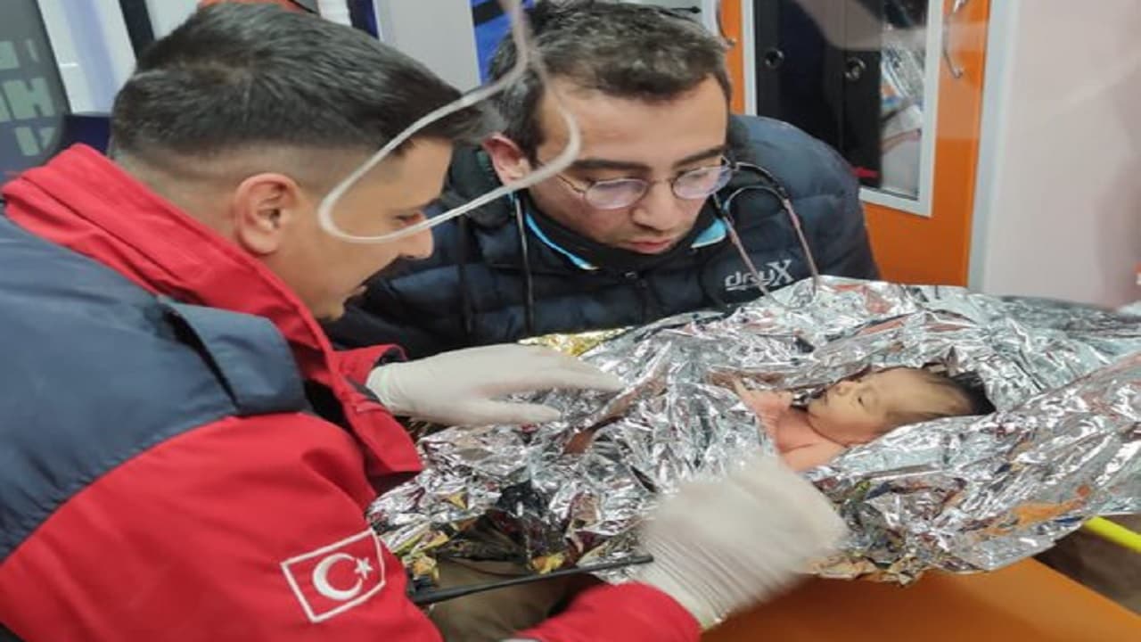 Turkey Earthquake: राहत अभियान के दौरान मलबे से जीवित निकाले गए मासूम बच्चे, मृतकों की संख्या 25 हजार के पार