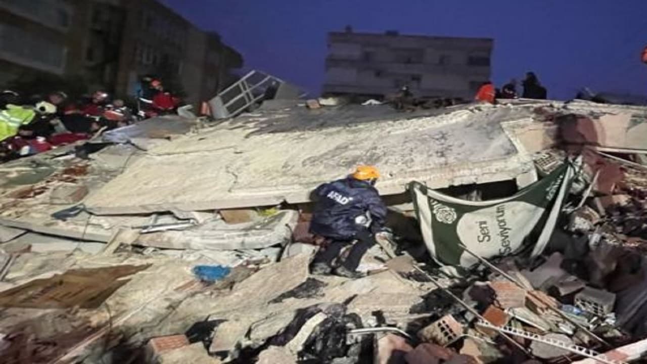 Turkey Earthquake: मलबों में जिंदगी की तलाश जारी,  212 घंटे बाद 77 वर्षीय व्यक्ति को जिंदा निकाला गया