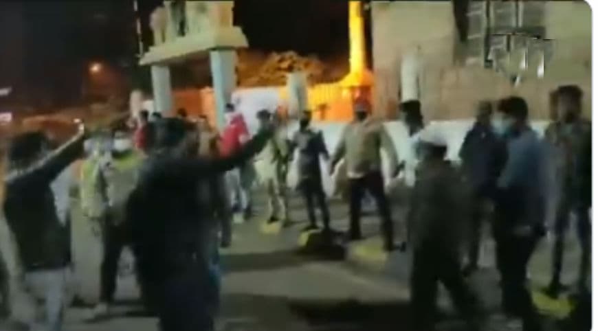 VIDEO : जब बेंगलुरू हिंसा के दौरान हनुमान मंदिर की रक्षा के लिए मुसलमान युवक खड़े हो गये ढाल बनकर
