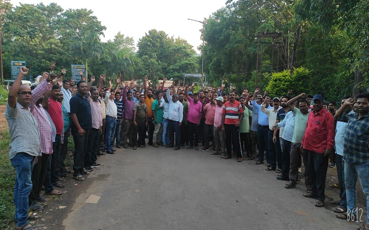 अपनी मांगों के समर्थन में हड़ताल पर गये UCIL जादूगोड़ा के कर्मचारी, 7 यूनिट का कार्य पूरी तरह से ठप