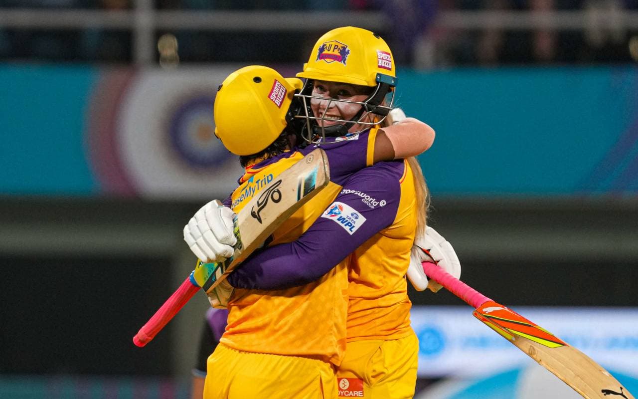 WPL 2023: मुंबई इंडियंस की पहली हार, यूपी वारियर्स ने 5 विकेट से जीता मुकाबला, देखें तस्वीरें