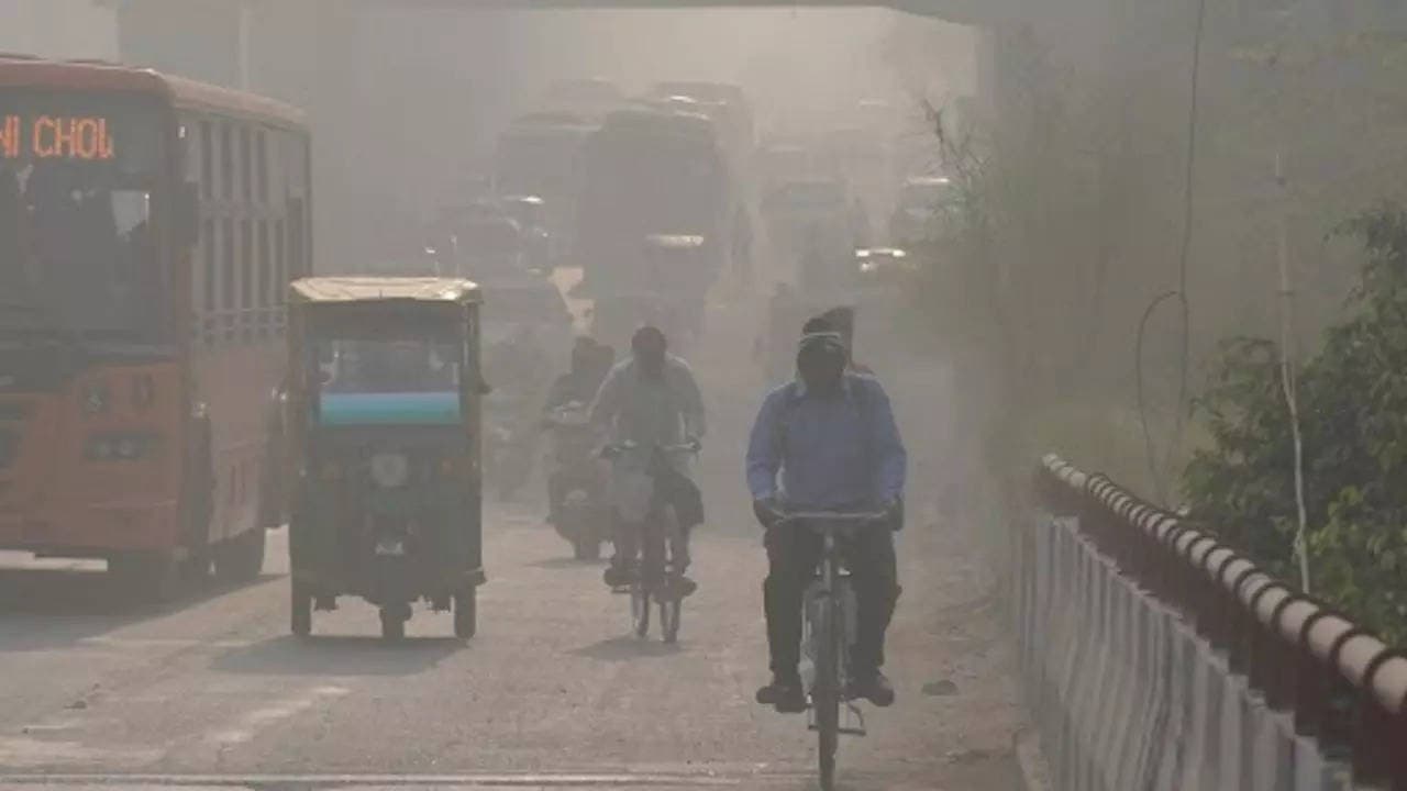 UP Weather AQI Today: यूपी में बादलों की ओट में छिपा रहा सूरज, ठंड में इजाफा-प्रदूषण से नहीं मिल रही राहत UP Weather AQI Today: यूपी में बादलों की ओट में छिपा रहा सूरज, ठंड में इजाफा-प्रदूषण से नहीं मिल रही राहत